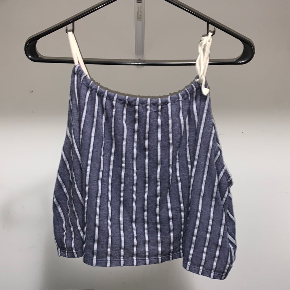 Crop top. Tie straps